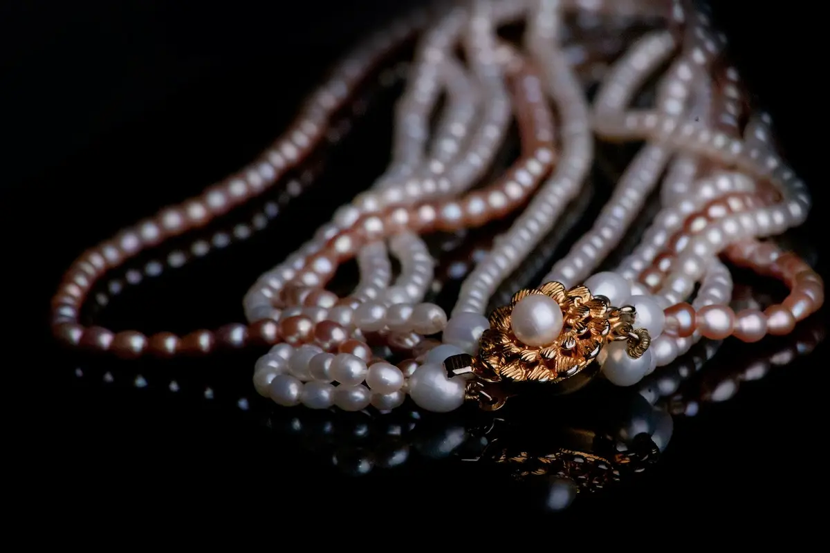 Read more about the article Botanical Beauty: Natural Dyes and Fibers Revolutionizing Fashion and Jewellery